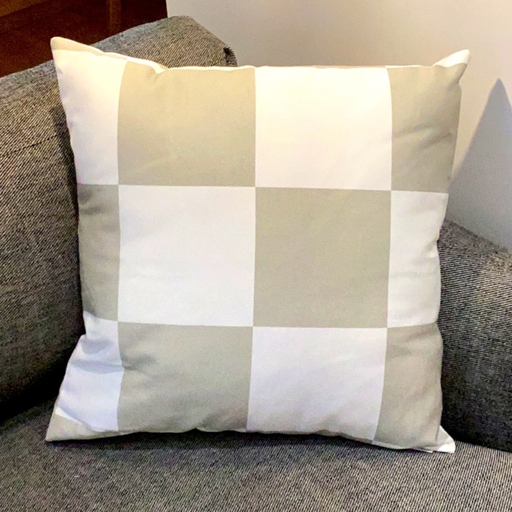 20”x20” Checkered Throw Pillow (NEW)